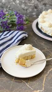 Butterkekse mit orangenlimo als boden, bananen in einer vanillecreme und schlagsahne obendrauf. No Bake Raffaello Torte Saltsugarlove