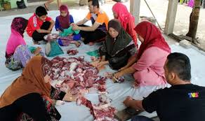 Daging haiwan korban dianjurkan untuk dibahagikan menjadi tiga bahagian. Penduduk Gotong Royong Lapah 9 Lembu Korban