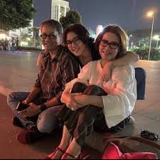 Namun sayangnya kebersamaan mereka hanya bertahan seumur jagung. 3 Seleb Cewek Yang Akur Dengan Ayah Sambungnya Bikin Ngiri Semua Halaman Cewekbanget