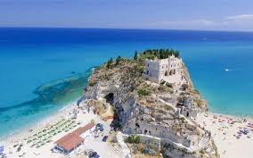Warum Du Unbedingt Einmal In Diese Unbekannte Stadt Reisen Musst Reisen Reiseideen Italien Urlaub