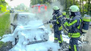 Check spelling or type a new query. Feuerwehr Loschte Pkw Brand Motorraum In Vollbrand Schaumpistole Eingesetzt Langenfeld Youtube