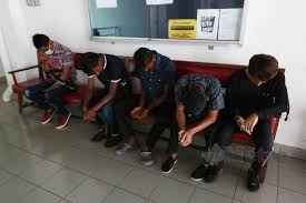 Seorang penarik kereta mengaku bersalah di mahkamah sesyen alor gajah atas dakwaan menyebabkan kecederaan ketika cuba merompak seorang pelajar siswi universiti teknologi mara (uitm) di sebuah pangsapuri di lendu, dua minggu lalu. Pemain Bola Sepak Kl Antara Didakwa Langgar Pkp Metrotv