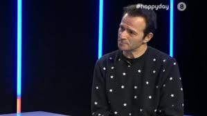 Ένας δάσκαλος (ντίνος ηλιόπουλος) τού ανακοινώνει ότι κατάγεται η κόρη του (σμαρούλα γιούλη) είναι ερωτευμένη με τον γιο (γιώργος καμπανέλλης) ενός πολιτικού αριστοκρατικής καταγωγής. O Giwrgos Hliopoylos Apokalyptei Gia Tis Agries Melisses Zappit