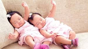 Seorang perempuan memiliki peluang yang lebih tinggi untuk melahirkan anak kembar bila ia atau pasangannya memiliki riwayat kembar dalam keluarganya. Nama Bayi Kembar Perempuan Yang Unik Dengan Artinya