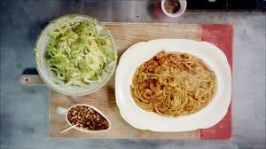 Die schalen lässt er mit den tomaten aus der dose einkochen. Jamie Oliver Video Rezepte Mahlzeit Lebensmittel Essen