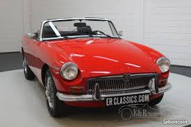 Mg B Cabriolet 1973 Jantes A Rayons Chromes Cette Belle Mg B Cabriolet De 1973 Est Peinte Dans Un Flame Red Avec Une Capote Beige Voiture Cabriolet Jantes