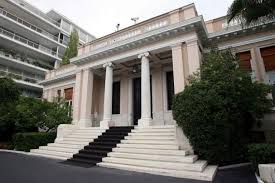 Κάθε εργαζόμενος που κωλύεται λόγω ασθένειας να προσέλθει στην εργασία του, υποχρεούται να ειδοποιήσει τον εργοδότη του για την αδυναμία του να εργαστεί. Ma3imoy Grafikothtes Tsipra H Khry3h Argias Th Deytera Logw Kayswna Ta Nea