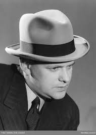 Man i homburghatt. Foto: Erik Leonard Holmén, ca 19450-1959