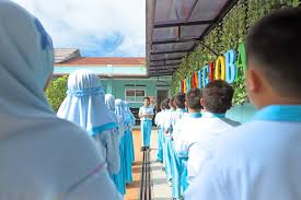 Menurut dia, memakai seragam keagamaan di sekolah negeri adalah keputusan murid dan guru sebagai individu. Sdit Terbaik Di Depok Sekolah Prestasi Global