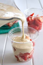 How To Make Mexican Strawberries And Cream Fresas Con Crema In A Cup This Simple Dessert Is So Refreshing Mexi Mexican Dessert Recipes Mexican Snacks Food