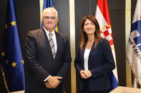 🤝 Predsjednik HDZ-a BiH dr. Dragan Čović i dopredsjednica HDZ-a BiH Darijana Filipović održali su sastanak s veleposlanikom OESS-a u BiH Rickom Holtzappleom. U fokusu razgovora bili su predstojeći Opći izbori u