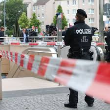 Keiner von ihnen weiß, dass der 18 jahre alte schüler am oez neun menschen getötet hat. 18 Jahriger Schiesst Um Sich Zehn Tote In Munchen Angriff Auf Olympia Einkaufszentrum Manager Magazin
