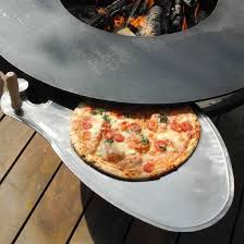 backblech mit pizza feuerschale feuerschale mit grill selbstgebauter grill