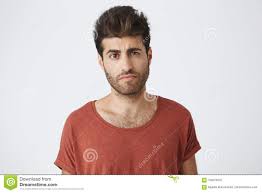 Publié le novembre 16, 2019 par tcbo. Homme Espagnol Semblant Sceptique Dans Le T Shirt Rouge Avec La Coiffure A La Mode Et La Barbe Regardant In Camera Avec Mefiant Image Stock Image Du Coiffure Personne 100076551