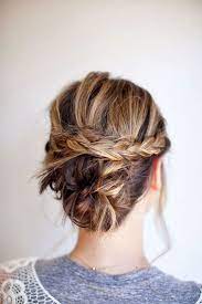 Le Chignon Boheme A Tresse Coiffures Cheveux Mi Longs Boucles Chignon Cheveux Long Idee Chignon