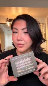 The holidays are almost here which means its time for festive glam! Lashes,  lipstick, the whole routine. But lash glue? No thanks! @navolashes Press &  Go Lash Clusters apply in seconds and don’t leave ...