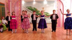 как одеть девочку на выпускной в детском саду фото Ochen Krasivyj Tanec V Detskom Sadu Mp4 Children S Dance Act Children From Kindergarten Of The Moscow Before Parents Russian Blue Children Russia