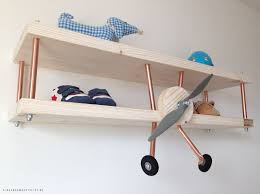 wandplank vliegtuig met fijne details de vliegenier via kinderkamerstylist kinderkamerstylist kinderkamer wandplank