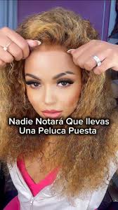 Con una peluca de SexyFlor puedes lograr el look que desees sin maltratar  tu cabello natural 😍 Peluca 100% Humana de 20 pulgadas partido libre  rizada 🛍️ Envíos a todo el mundo 🌍 +1849-282-4477