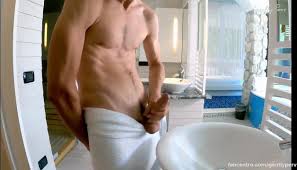 Sesso in pubblico alla SPA - Wild Romp Handjob in Sauna