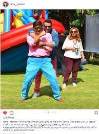 صور أبنتهما كايلا بعد مرور عام على ولادتها ولكن شاركت الفنانه دنيا سمير غانم جمهورها بصوره له مع زوجها ومنه حسين فهمى أبنه الفنان حسين فهمى فى حفل عيد الميلاد ومازال. Ø±Ø§Ù…Ù‰ Ø±Ø¶ÙˆØ§Ù† ÙŠØ­ØªÙÙ‰ Ø¨Ø¹Ø§Ø¦Ù„ØªÙ‡ ÙÙ‰ Ø¹ÙŠØ¯ Ù…ÙŠÙ„Ø§Ø¯ Ø§Ø¨Ù†ØªÙ‡ ÙƒØ§ÙŠÙ„Ø§ Ø¹Ø¨Ø± Ø¥Ù†Ø³ØªØ¬Ø±Ø§Ù… Ø¹ÙŠÙ†