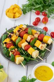 Wer mag, gibt auch noch ein paar dicke zitronenscheiben mit in den salat (wie auf dem bild). Mango Kase Spiesse Zum Grillen Auf Salat Meinestube