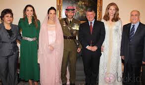 #realeza, #reina_rania, rania de jordania proclama su amor al rey abdala ii en el 27 aniversario de su boda. La Reina Rania El Rey Abdala Y La Reina Noor Con Los Principes Hamzah Y Basma En Su Boda La Familia Real De Jordania En Imagenes Foto En Bekia Actualidad