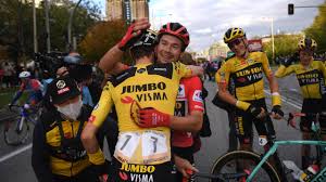 Esta sexta etapa fue de llana, con apenas un puerto de cuarta categoría y 160 kilómetros de recorrido. La Vuelta 2020 Pascal Ackermann Beats Sam Bennett In Photo Finish As Primoz Roglic Wins La Vuelta Eurosport