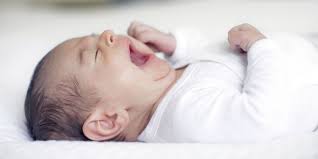 Von der seitenlage wird genauso abgeraten wie von der bauchlage, denn aus der seitenlage heraus könnte ihr kind sich in die bauchlage rollen. Platter Hinterkopf Beim Baby Was Tun Baby Und Familie