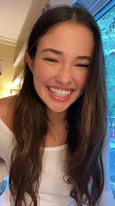 Erin Paris's Instagram, Twitter & Facebook