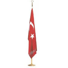 makam bayragi genellikle kamu kurum ve kuruluslarda makam odalarinda basin toplantilarinda tanitim organizasyonlarda ve bust yanlarinda flamalar bayrak rozet