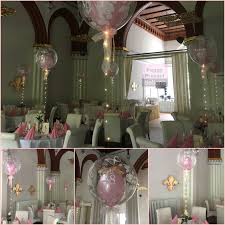 Zauberhafte Tischdeko Zur Hochzeit Bubble Ballons Uber Den Tischen Lichterketten Tischnummern Ro Hochzeit Tischnummern Hochzeitsdeko Tischdeko Hochzeit