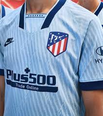 Esta camiseta con el protagonismo del amarillo neón, inspirado en las nike volt air max 90, además de tener franjas negras en el tronco. Nike Recupera La Estetica De Los 90 Para La Tercera Camiseta Del Atletico De Madrid 2019 20 La Jugada Financiera