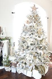Silver And Pearl Ornaments Highlight The Tree Decor And Make It Amazing White Christmas Trees Silver Christmas Tree Gold Christmas Decorations