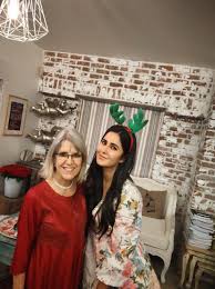 Katrina And Her Mother Wishing Merry Christmas Katrina Kaif Katrina Kaif Photo Cute Celebrity Couples