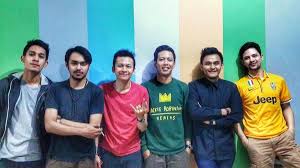 Rumah tangga lucky perdana dan istri lagi hangat jadi perbincangan karena isu orang ketiga. Lucky Perdana On Twitter W My Old Band After Jamming And We Re Back On The Stage At Hotel Royal Kuningan 30sept 3 5pm Be There Http T Co Wpm6ezebgl