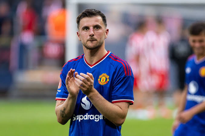 Mason Mount suffers injury scare as Manchester United impress in PSG draw |  The Independent