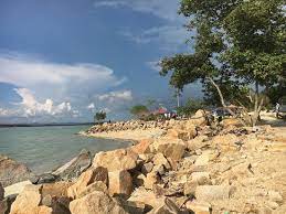 Kampung minyak beku is where the famous chiseled rock is located, a big rock about ten feet in size (beside the police station). Minyak Beku Agrotourism Resort Reviews Batu Pahat Malaysia Tripadvisor