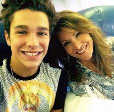Austin was very close to mema and wrote a song about her in 2015, not far. Austin Mahone Mom Is Soo Beautiful Austin Austin Mahone Working Mother