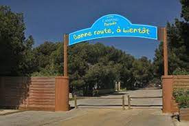 Les séquences sur la plage sont souvent tournées sur la plage de la saulce de sainte croix, qui se situe à 40 km de marseille. Ou Est Tourne Camping Paradis Camping Marius Acces Direct A La Plage De Camping Paradis