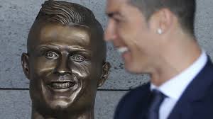 Ronaldo reportedly paid nearly $30,000 to have a wax statue of himself made that he could keep at home. Verspotteter Bildhauer Mit Neuer Cristiano Ronaldo Buste B Z Berlin