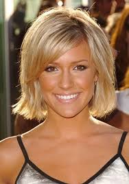 Coupe Courte Carre Blond Dore Avec Frange Coiffure Courte Blonde Coiffure Courte Coiffures Courtes Blondes Coiffure Coiffure Courte