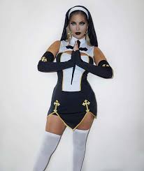 Go for some worshipful humor with our range of religious outfits ranging from the pope, the holy savior, a monk or a nun. 23 College Halloween Costumes And Ideas Page 2 Of 2 Stayglam