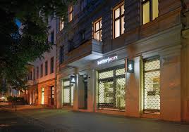 Ein rollgitter wickelt sich platzsparend in den kasten und die garagendecke bleibt frei. Rolltor Rolltore Rollgitter Aus Stahl Aluminium Hoermann De