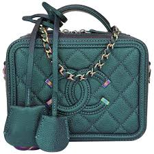This stylish shoulder bag is crafted of luxurious diamond quilted caviar leather. Chanel Small Cc Filigree Vanity Case Iridescent Dark Turquoise Caviar W Rhw 2018 At 1stdibs