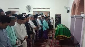 Tata cara sholat jenazah untuk perempuan, posisi imam berada pada searah tali pusar. Tata Cara Sholat Jenazah Dan Niat Untuk Mayit Laki Laki Serta Perempuan