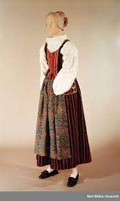 Kanske luggude eftersom den har i min kamp för att skaffa mig en folkdräkt har jag träffat på ett särskilt släkte: Folkdrakt Pa Docka Fran Vasterfarnebo Socken Vagn Wager Ulla Klederdracht Kleren Zweden