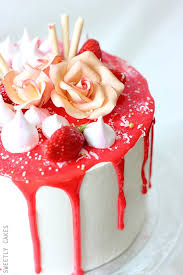 Layer Cake Vanille Fraise Fete Des Mamans Drip Cakes Vanilla Cake Cake Decorating Supplies