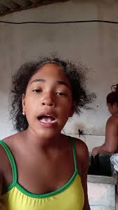 Vídeos Engraçados: Galinha Viraliza e Faz Rir