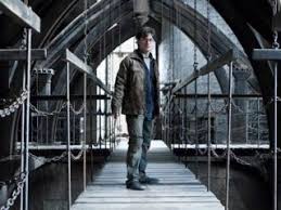Atunci când harry implineste saptesprezece ani,protectia oferita de mama lui si de casa matusii si a unchiului sau este rupta, iar el fuge la burrow cu prietenii săi (dintre care mulți folosesc polyjuice potion să se dea drept. Magic Harry Potter Si Talismanele Mortii Partea 2 Distruge Recordul All Time In Sua Procinema Protv Ro